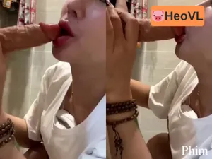 Vào nhà tắm thủ dâm mút cục thịt giả