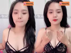 Người tình răng khểnh khoe của quý tròn trắng